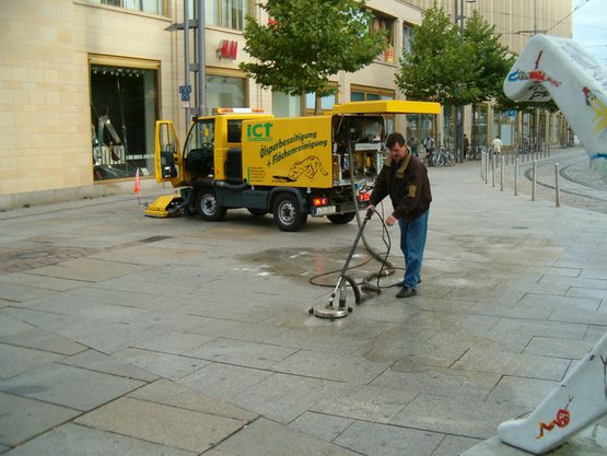 Reinigung Fußgängerweg Innenstadt Chemnitz, Deutschland