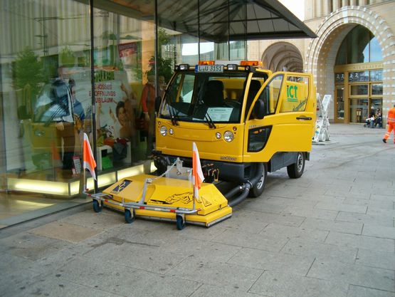 Reinigung Fußgängerweg Innenstadt Chemnitz, Deutschland
