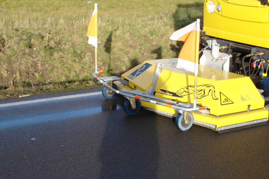 Beseitigung einer 20 km langen Ölspur auf der B95