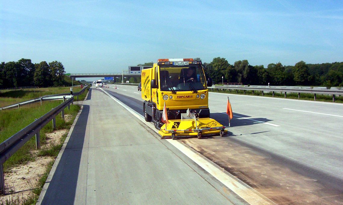 Beseitigung einer Ölspur auf der A38